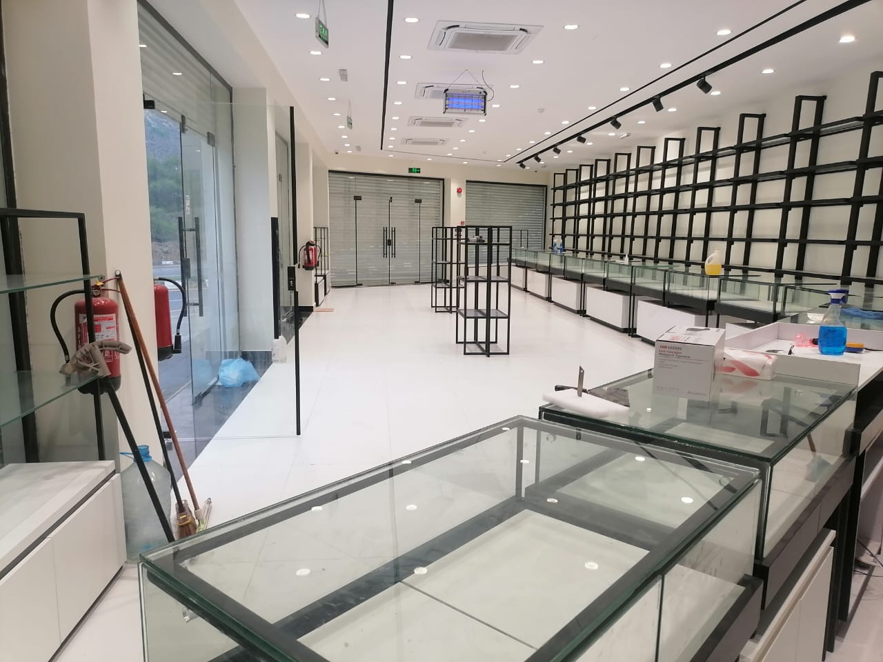 بلكونات زجاجية دائرية ومنحنية (Curved Glass) بتقنيات متطورة